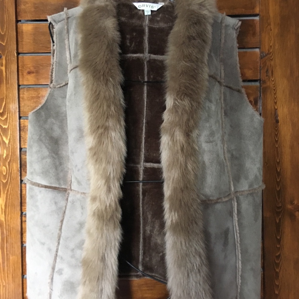 Vest with fur accent